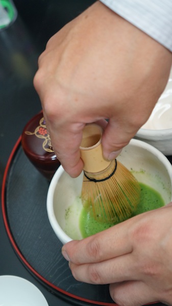 préparation du thé matcha