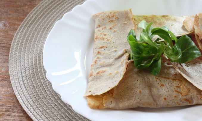 Réaliser une galette de sarrasin à la machine à crêpes