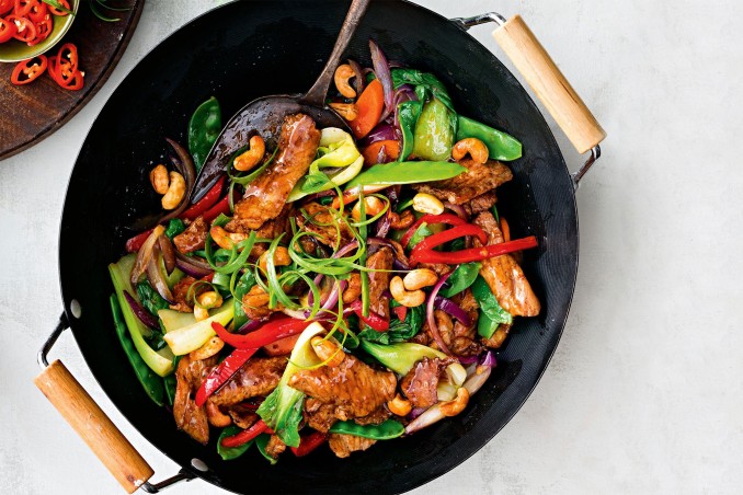 Cuisiner au wok un poulet frit aux légumes et à la sauce soja façon chinoise